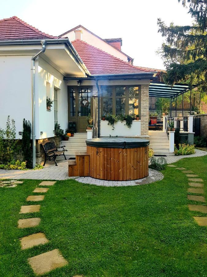 Belvarosi Kerteshaz Keszthely Buitenkant foto