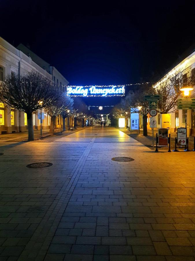 Belvarosi Kerteshaz Keszthely Buitenkant foto