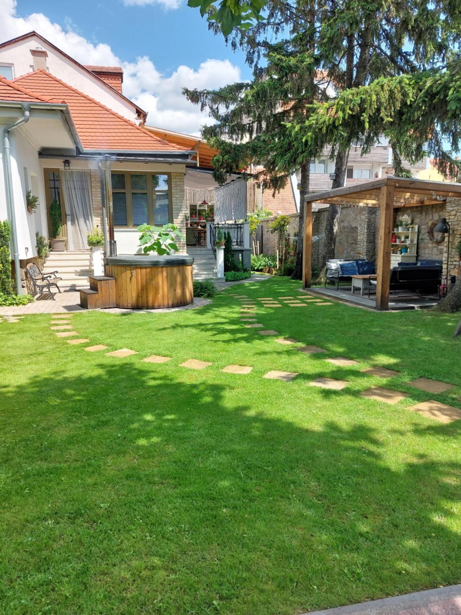 Belvarosi Kerteshaz Keszthely Buitenkant foto